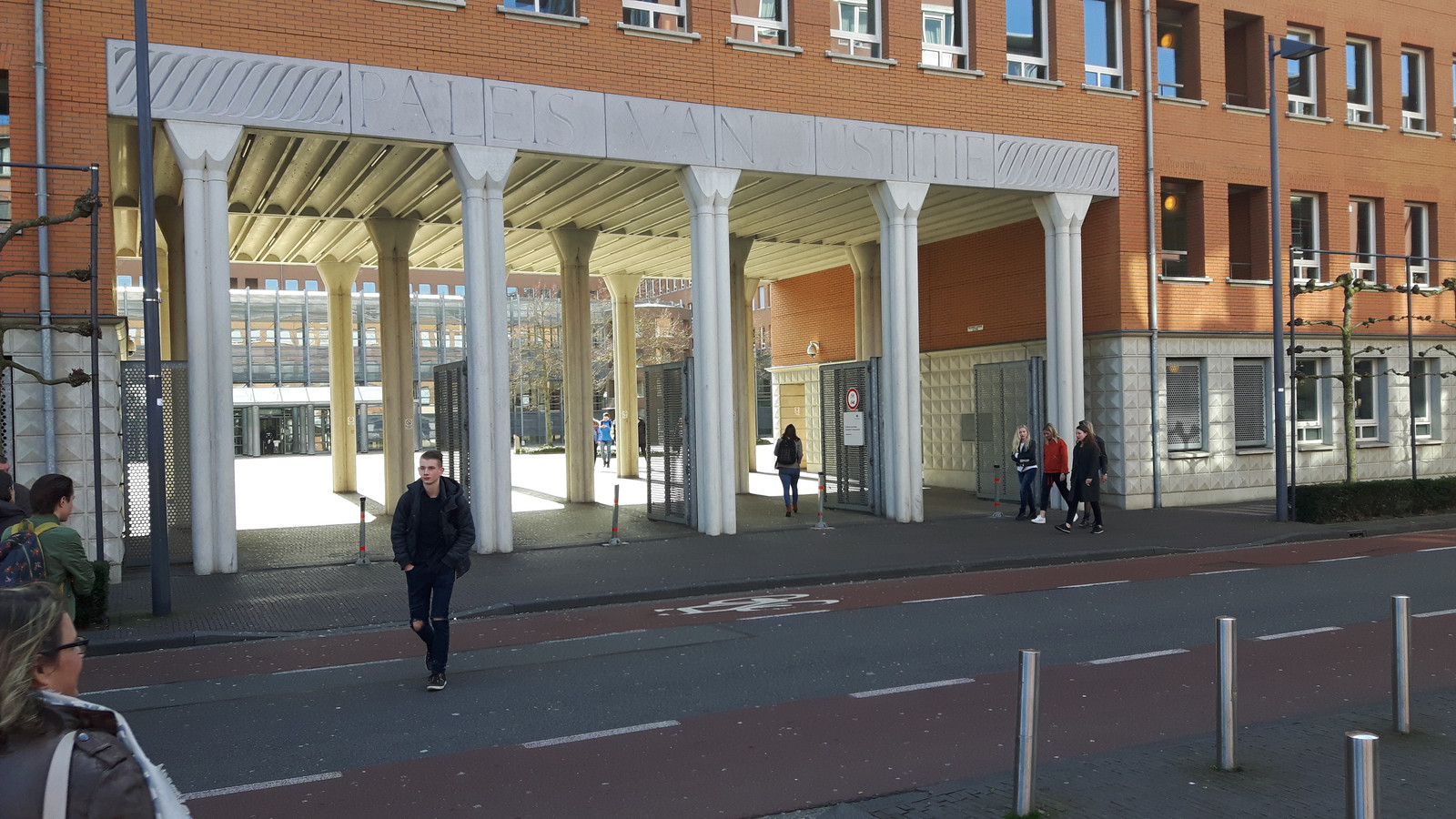 De ingang van het Paleis van Justitie in Den Bosch, waar de rechtszaak tegen de gemeente Eindhoven plaatsvond.