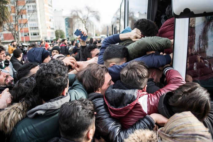Migranten proberen in Istanboel wanhopig op een bus richting de Griekse grens te geraken.
