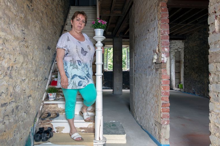  Marie Desbeselle (67) in haar huurwoning in Trooz (Nessonvaux). Ze is dankbaar voor alle hulp die vrijwilligers haar blijven geven. Toch voelt ze zich erg eenzaam, omdat ze alleenstaand is en geen contact meer heeft met haar kinderen en met de bewoners in de buurt. Beeld HJ Hunter