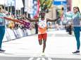 Abdi Nageeye (NED) wint de 43ste editie van de Marathon Rotterdam.