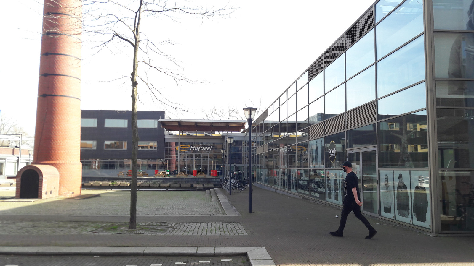 Centrum Hofdael met rechts achter de glazen pui het Weverijmuseum en creatief centrum De Wiele