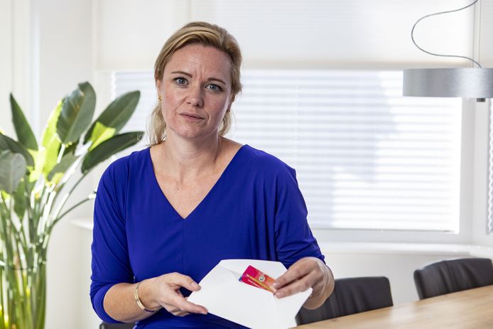 Evelien Morriën schuift symbolisch haar ledenpas in een envelop. „Mocht de deur voor vrouwen geopend worden dan meld ik mij direct weer aan als lid.”