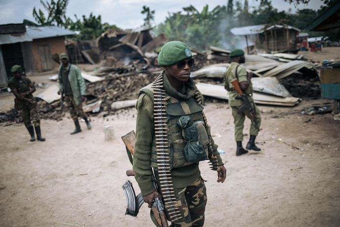 Een soldaat van de Armed Forces of the Democratic Republic of Congo (FARDC) tijdens een patrouille door een dorp dat werd aangevallen door de rebellengroep ADF. Archiefbeeld ter illustratie.