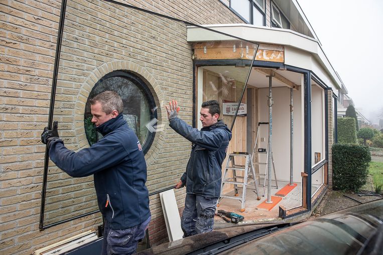 Een aannemer verduurzaamt een erker. Beeld Harry Cock / de Volkskrant
