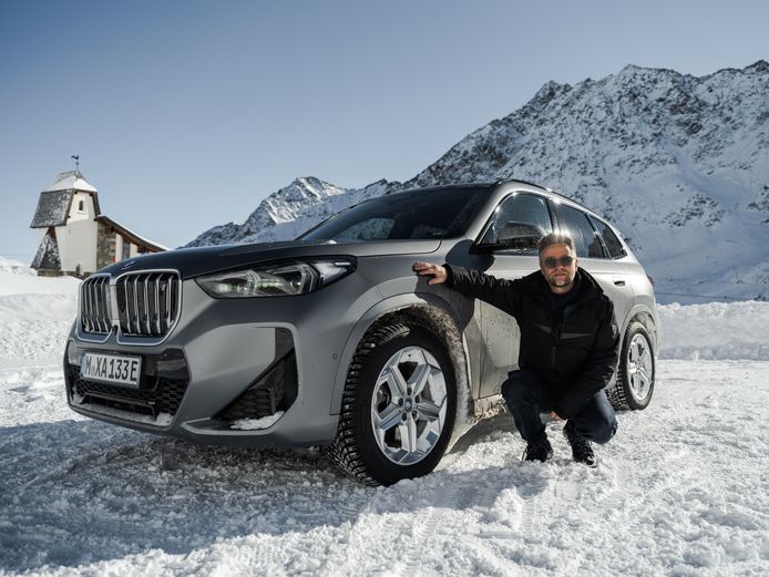 Onze mobiliteitsexpert Brecht Vanhaelewyn reed met de elektrische BMW iX1 in de sneeuw.