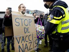 ‘Wat we slikken en drinken is veel gevaarlijker dan het coronavaccin’