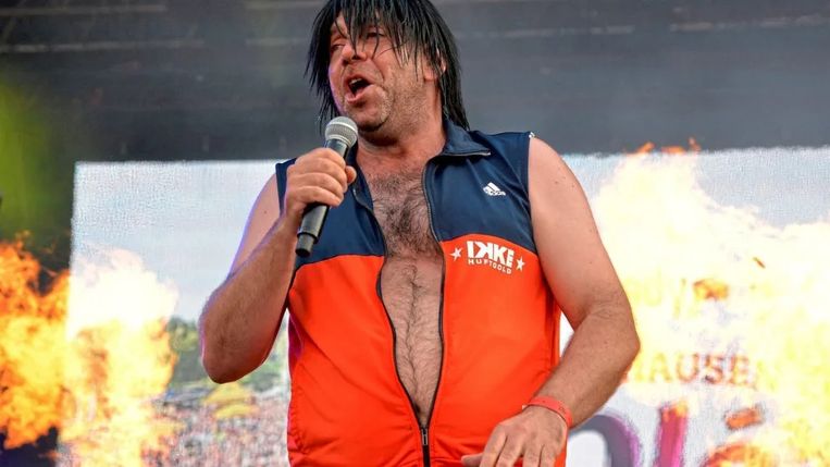 Zanger Ikke Hüftgold, bekend van het nummer ‘Dicke Titten, Kartoffelsalat’, zingt in het gewraakte lied over hoerenmadam Layla. Beeld rv