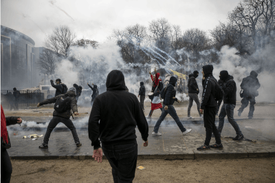 EN DIRECT: fin de la manifestation contre les mesures sanitaires, les émeutiers se retranchent à l'avenue de Tervuren