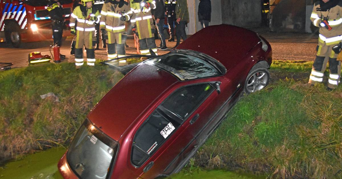 Auto belandt in sloot in Nieuwaal | 112 | bd.nl - BD.nl