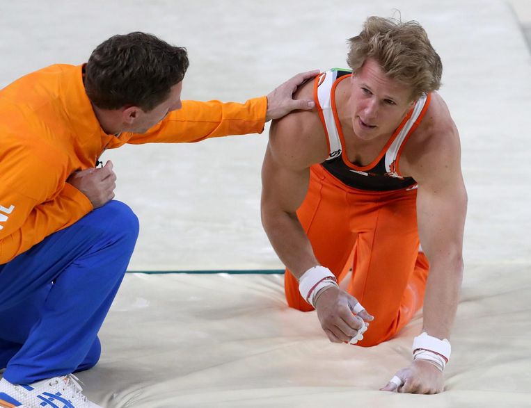 Epke Zonderland na zijn valpartij. Beeld epa