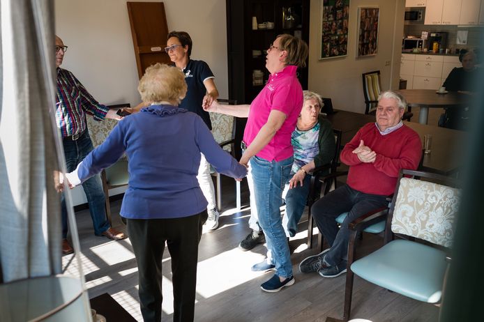 De Oldenzaalse Juniorkamer reed met een trailer langs de zorgcentra Gereia (foto), Molenkamp en Zonnestraal. Zangeres Demi uit Denekamp vermaakte de bewoners en medewerkers.