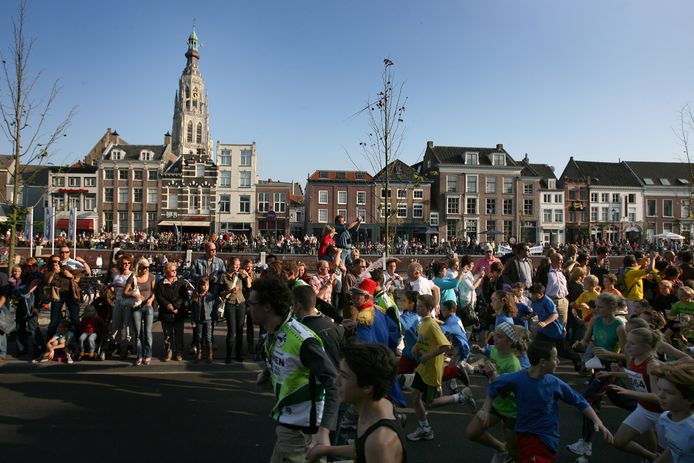 Sfeerbeeld van de Singelloop in 2010. Veel deelnemers, veel publiek. Daar hoopt de organisatie dit jaar ook op.