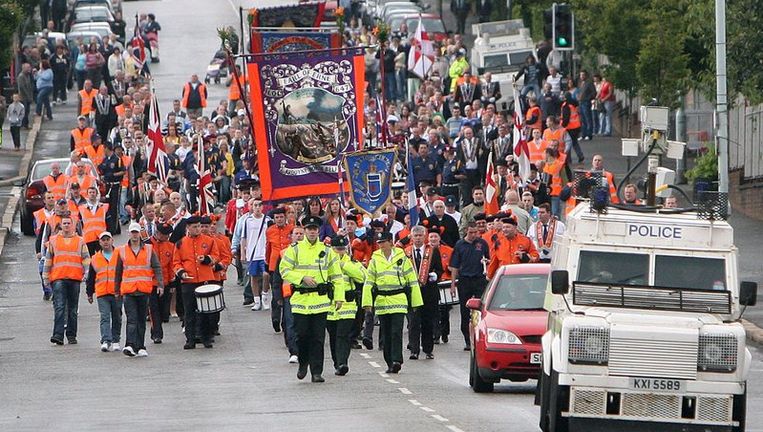 Het geweld was het hevigst in de katholieke wijk Ardoyne in het noorden van Belfast, waar jongeren een Oranjemars van meer dan duizend protestanten trachtten tegen te houden. Foto EPA Beeld 