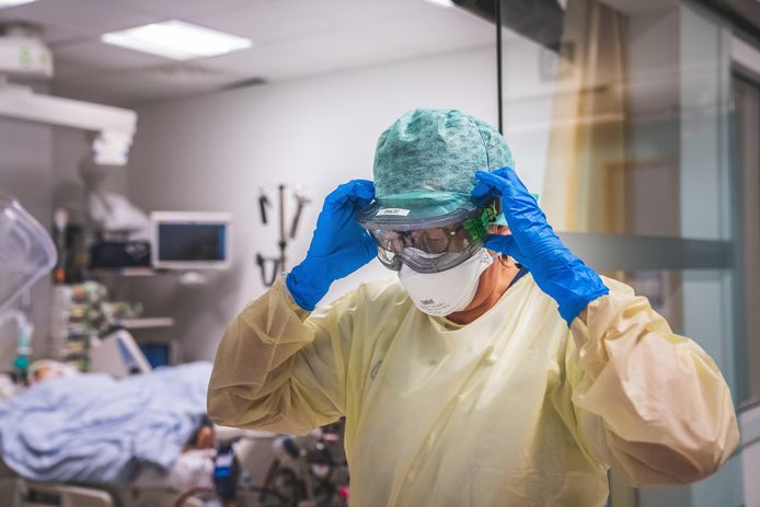 In de ziekenhuizen, zoals hier in het UZ Gent, bereiden ze zich voor op drukke weken. "Maar de adrenaline raakt om den duur op."