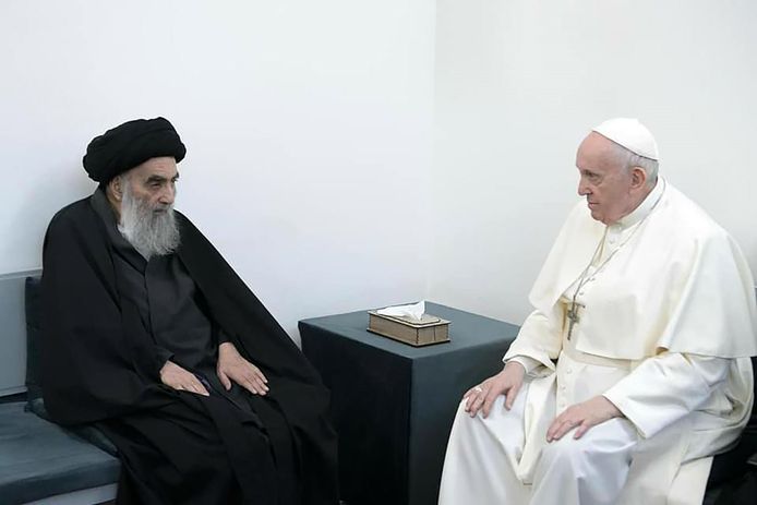 De paus in gesprek met de prominente sjiitische geestelijke Ali al-Sistani.
