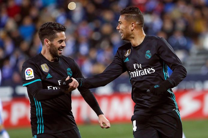 Casemiro en Isco vieren dat Real Madrid op voorsprong is gekomen.