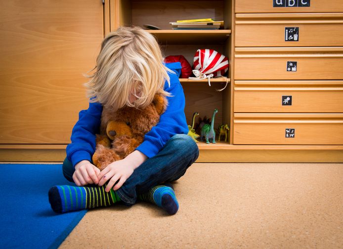 Een jongen met een knuffelbeer in een speelkamer van een jeugdhulpverleningscentrum. Foto ter illustratie.