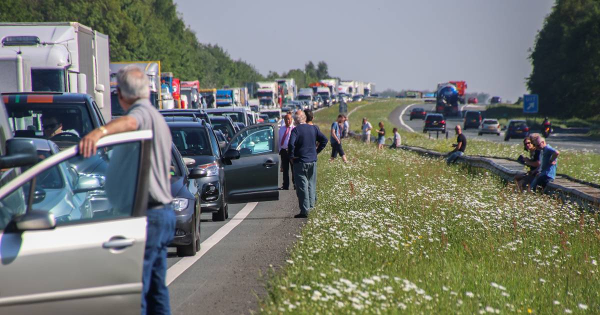 Pinksterdrukte op A6, A28 en omliggende wegen door pretparkbezoek, ongelukken en fans van Opwekking.