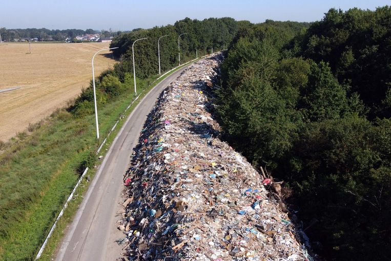 Een luchtfoto toont het verzamelde afval op de A601. Beeld AFP
