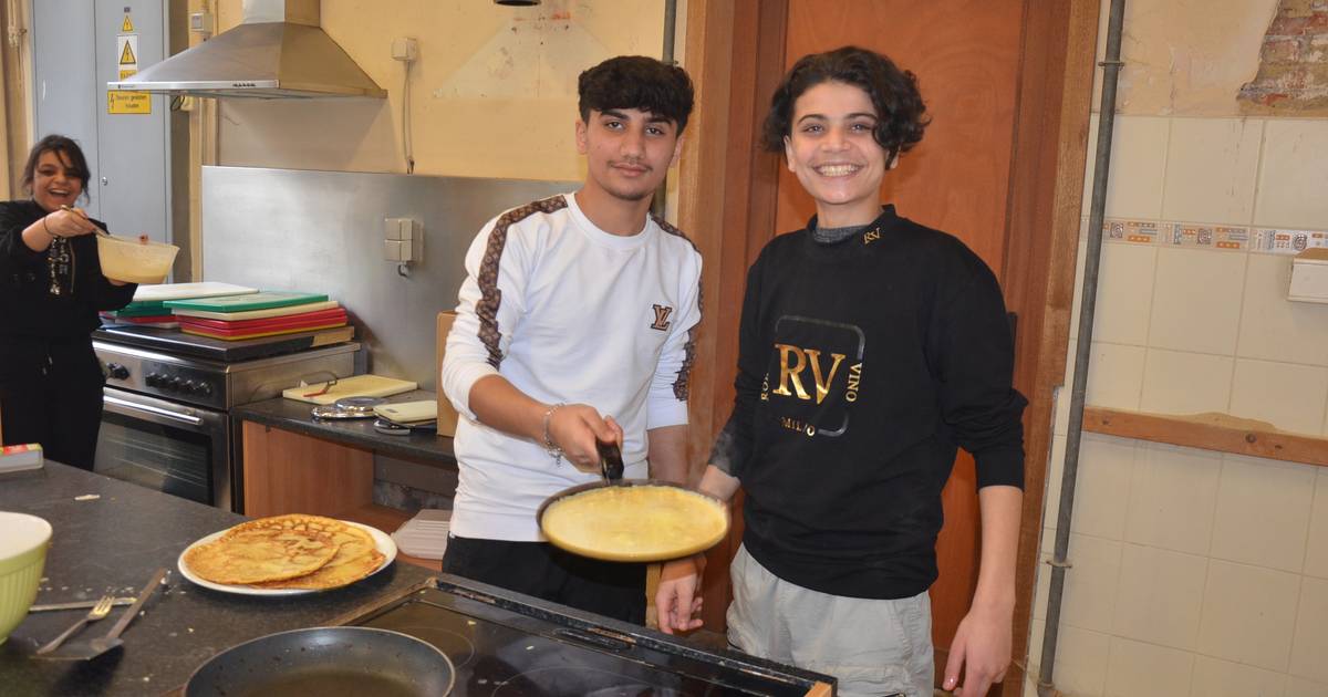OKAN-klas TAL bakt pannenkoeken voor slachtoffers aardbeving Turkije en ...