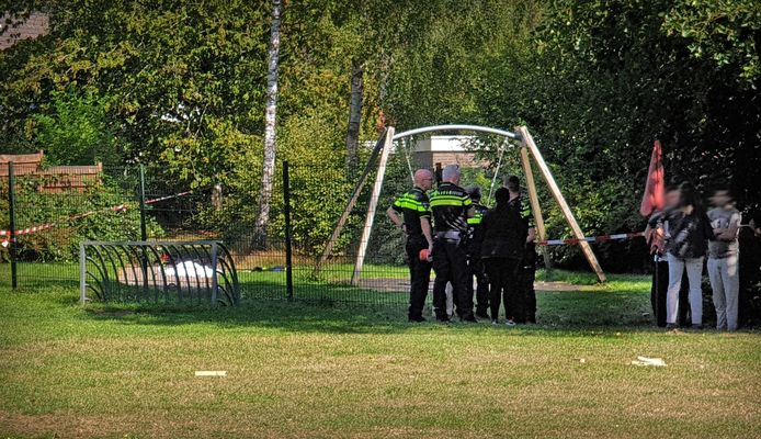 Bij een mishandeling in een speeltuin aan Iemstukken in Assen is een persoon overleden.