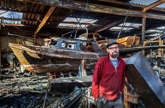 Roel de Haas van Jachtwerf de Haas op de Binckhorst, tussen verwrongen staal en afgebrande schepen.