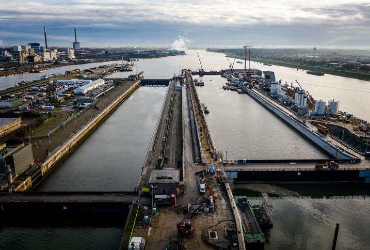Dronefoto van werkzaamheden aan Zeesluis IJmuiden. Beeld Hollandse Hoogte /  ANP