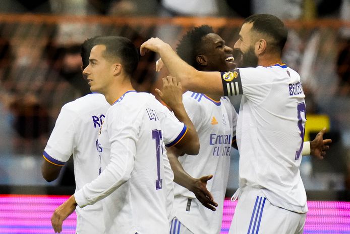 Karim Benzema (r) celebrates his goal on behalf of Real Madrid against Athletic Bilbao in the final of the Spanish Super Cup.