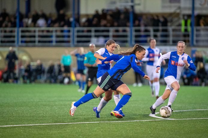 De voetbalsters van DTS Ede speelden vorig jaar onder kunstlicht een bekerwedstrijd tegen eredivisieclub Ajax. De installatie rondom het hoofdveld is al 40 jaar oud.