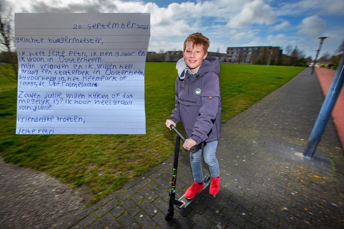 Jelte Petri en het briefje dat hij schreef aan burgemeester Michel Bezuijen. Op het grasveld achter hem komt binnenkort een skatebaan.