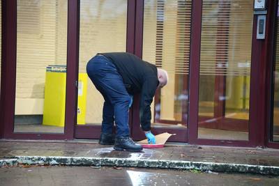 Gemeentehuis van Heusden tijdelijk ontruimd na alarmerende vondst, maar ‘verdacht pakket’ blijkt doo