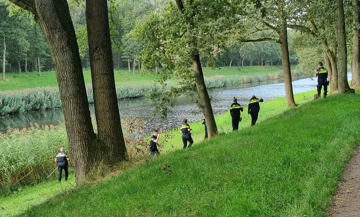 politie-doet-ruim-uur-sporenonderzoek-bij-kanaal-in-drunen-vlak-bij