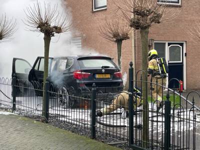 Auto vliegt in brand op oprit van woning in Odiliapeel