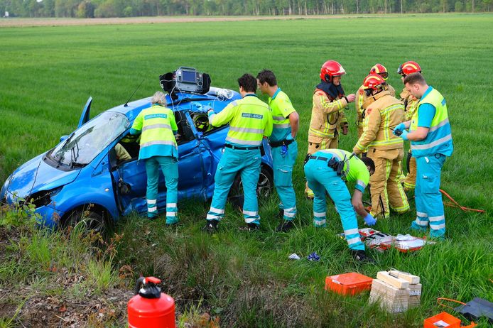 Automobilist bekneld bij eenzijdig ongeluk in Budel.