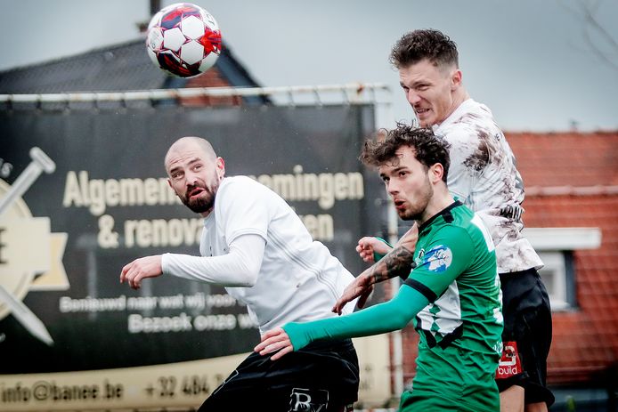 Simon Vermeiren (l.) en Gil Van Moerzeke (r.) loodsten Lokeren-Temse met respectievelijk één en twee doelpunten naar de overwinning op Zelzate.