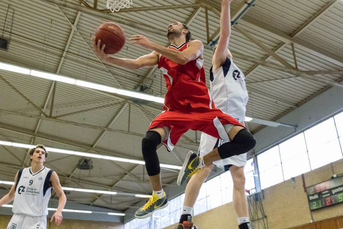 Basketbal in sporthal Beukendal.