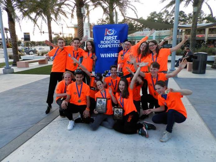 Leerlingen van het Zwijsen College van Team Rembrandts zijn blij met hun winst in de finale van het kampioenschap in Orlando.