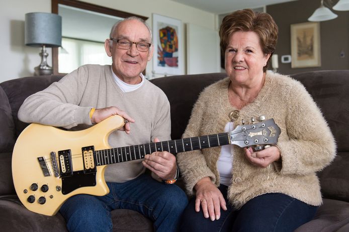 Gerard en Vonnie Luijbregts met gitaar van Andy Tielman. Foto René Schotanus/Pix4Profs