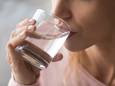 Water drinken is belangrijk als het heet is.
