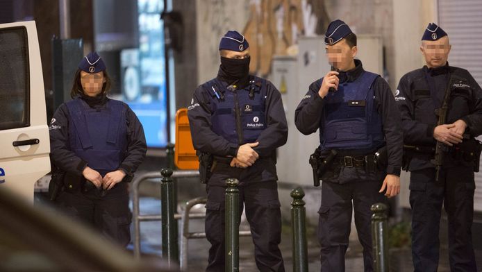 Une centaine d uniformes de police d rob s Belgique 7sur7.be