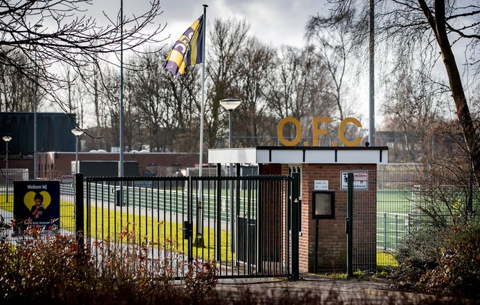 De gemeente wilde de voetbalclub sluiten na berichten over aangetroffen handgranaten en witwassen van crimineel geld.