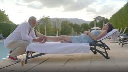 Isabel krijgt ontspannende voetmassage van Maurice