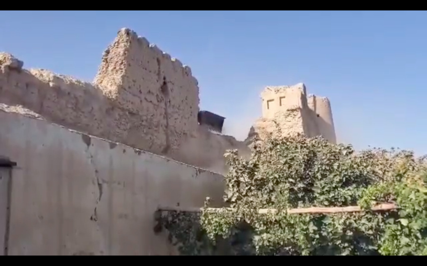Des images vidéo de la forteresse publiées cette semaine montrent la pelle d'une excavatrice entre les deux tours.