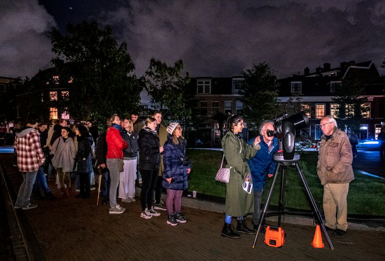 Bijna alle lichten in Leiden gingen anderhalf uur uit om in het pikdonker naar de sterren te kijken