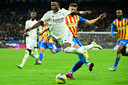 Gabriel Paulista geeft Vinícius Júnior een rotschop.