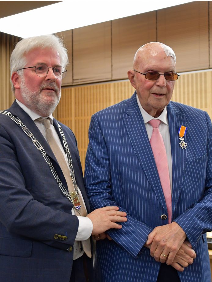 Raadslid Giel van Boom krijgt een koninklijke onderscheiding in de raadszaal van Terneuzen, uitgereikt door de burgemeester Erik van Merrienboer.