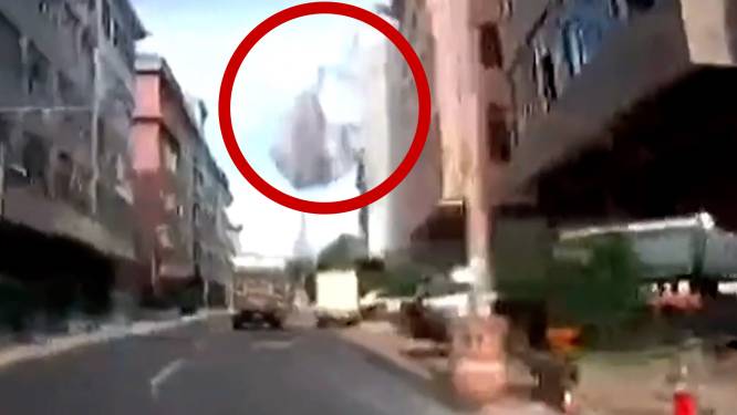 Waterreservoir dondert van dak en valt vlak voor vrachtwagen