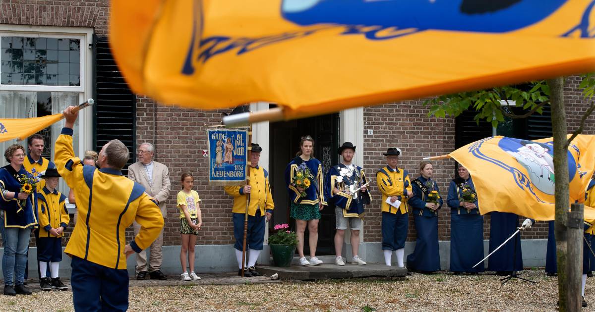 Keijenborg eert eerste koning na corona Tim Pape met vaandelhulde
