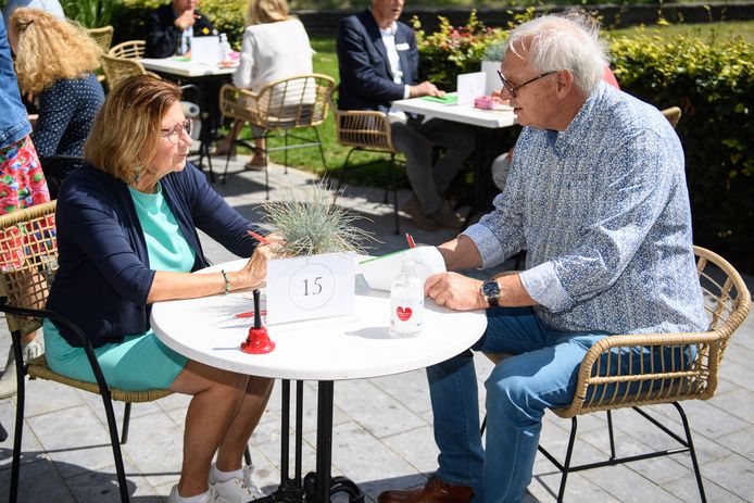 Tafel 15. Gonny Verwer en Rudi van der Scheer krijgen tijdens hun speeddate 7 minuten om elkaar te leren kennen.