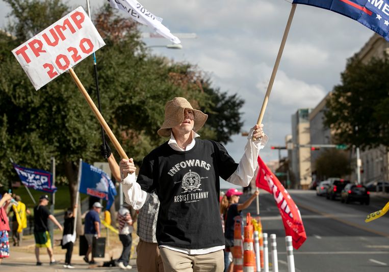 Een aanhanger van president Trump protesteert tegen de verkiezingsuitslag bij het Capitool in de Texaanse stad Austin.  Beeld Jay Janner / AP